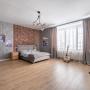 Спальня на втором этаже. Стена у изголовья кровати оформлена "под кирпич"