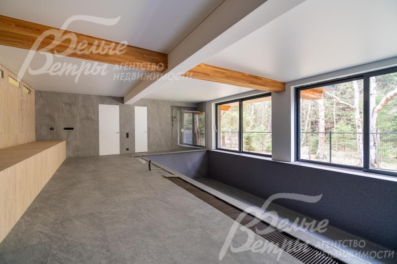 В зоне бассейна уложено нескользкое плиточное покрытие под камень по периметру чаши. Очистка воды - ультрафиолетом.