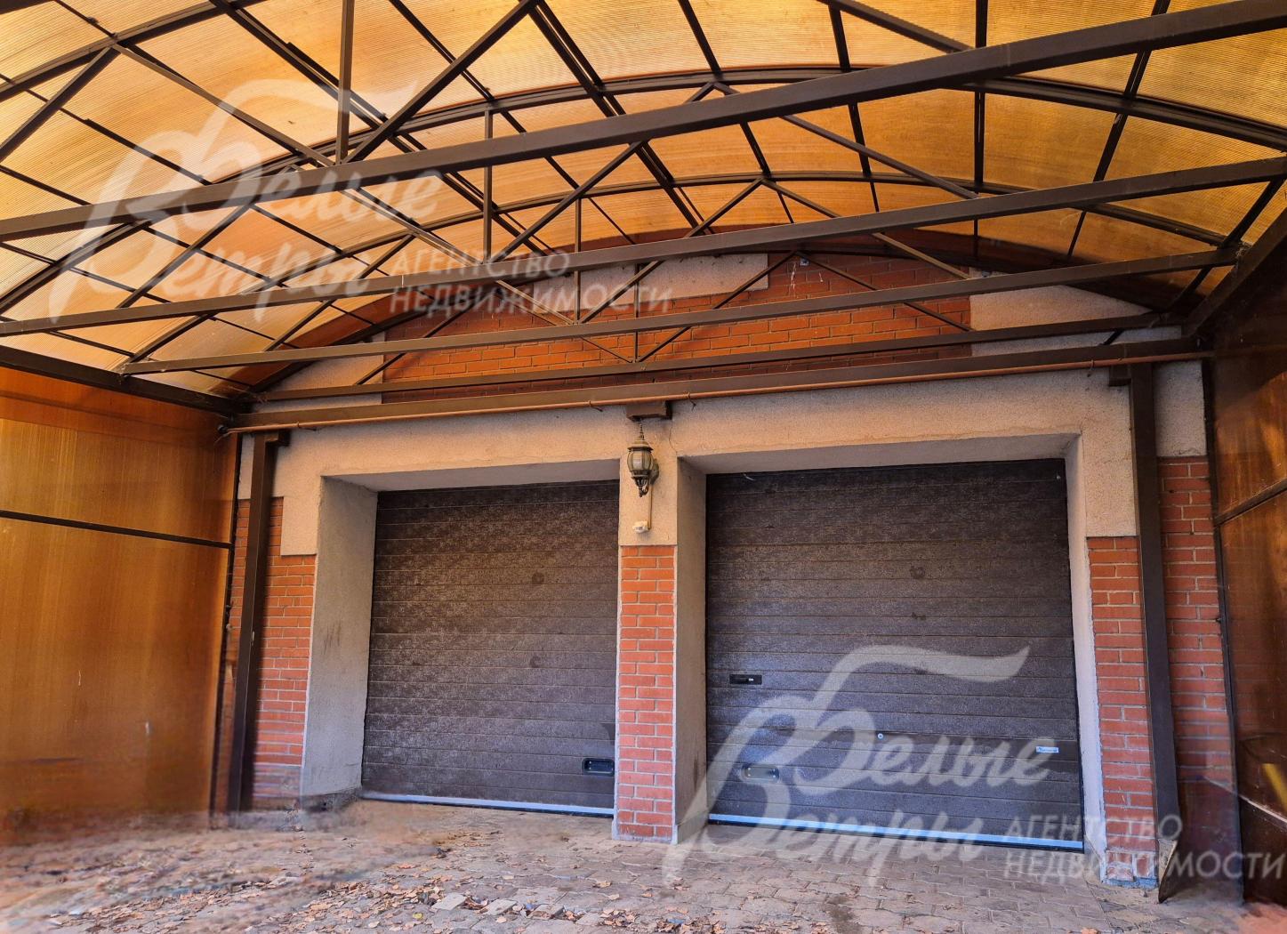 Перед гаражом навес для стоянки еще 2-х авто.