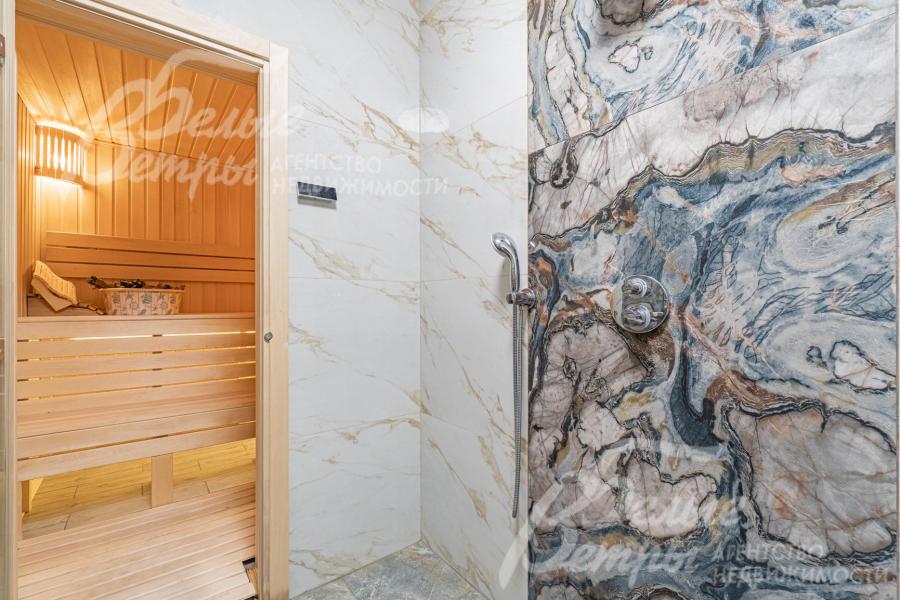 На стенах широкоформатный керамогранит