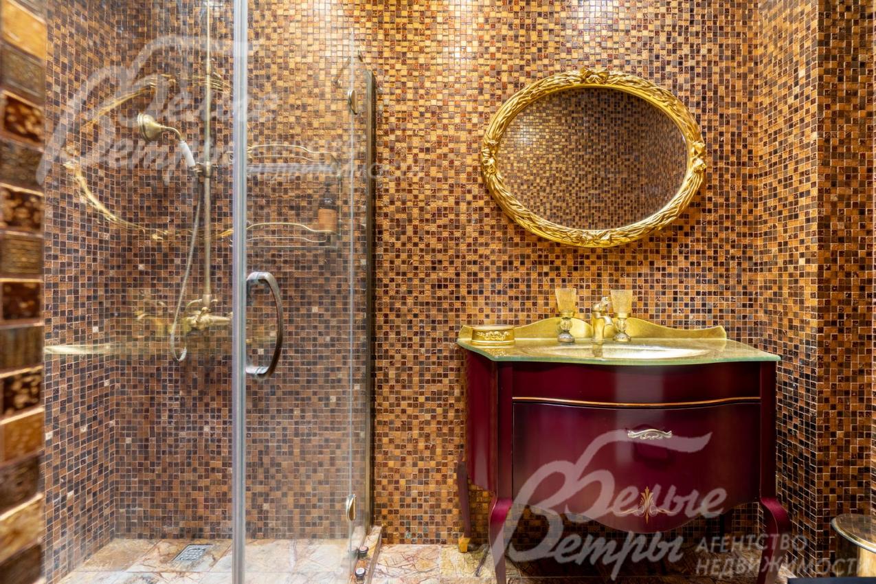 В санузле при сауне есть душевая