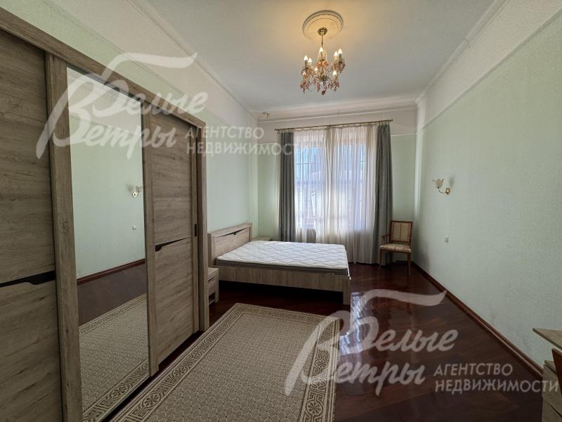 В спальнях дома есть вся необходимая мебель: кровати, тумбы, стулья, шкафы