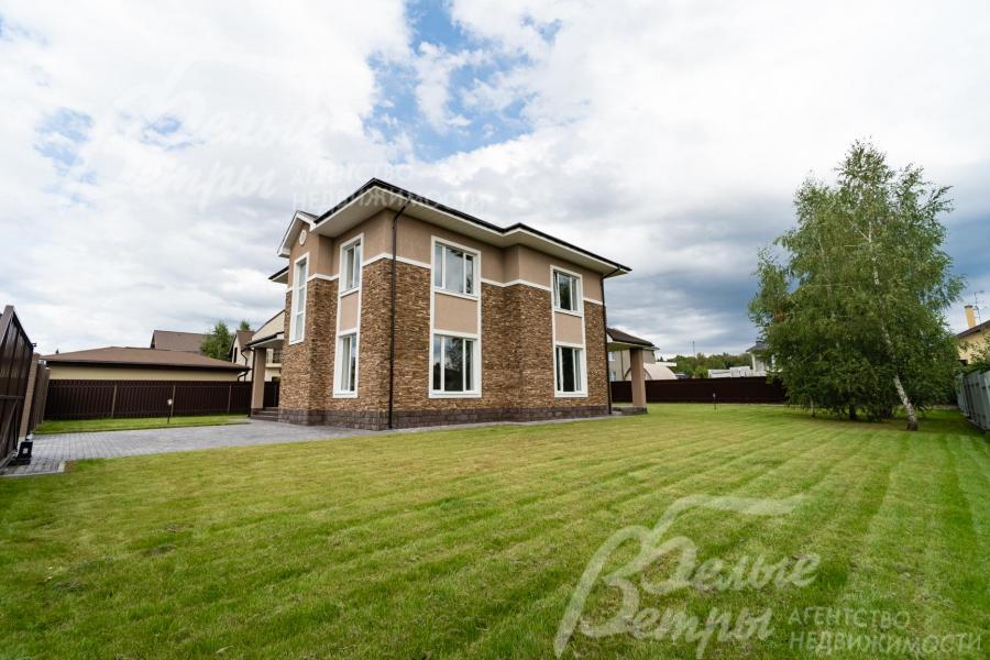 Перед домом организована площадка для стоянки автомобилей.