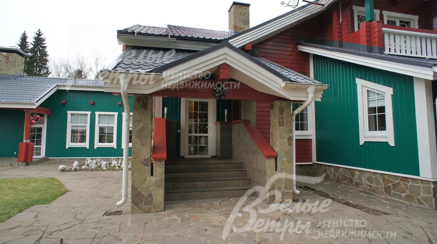 Парадный вход в дом