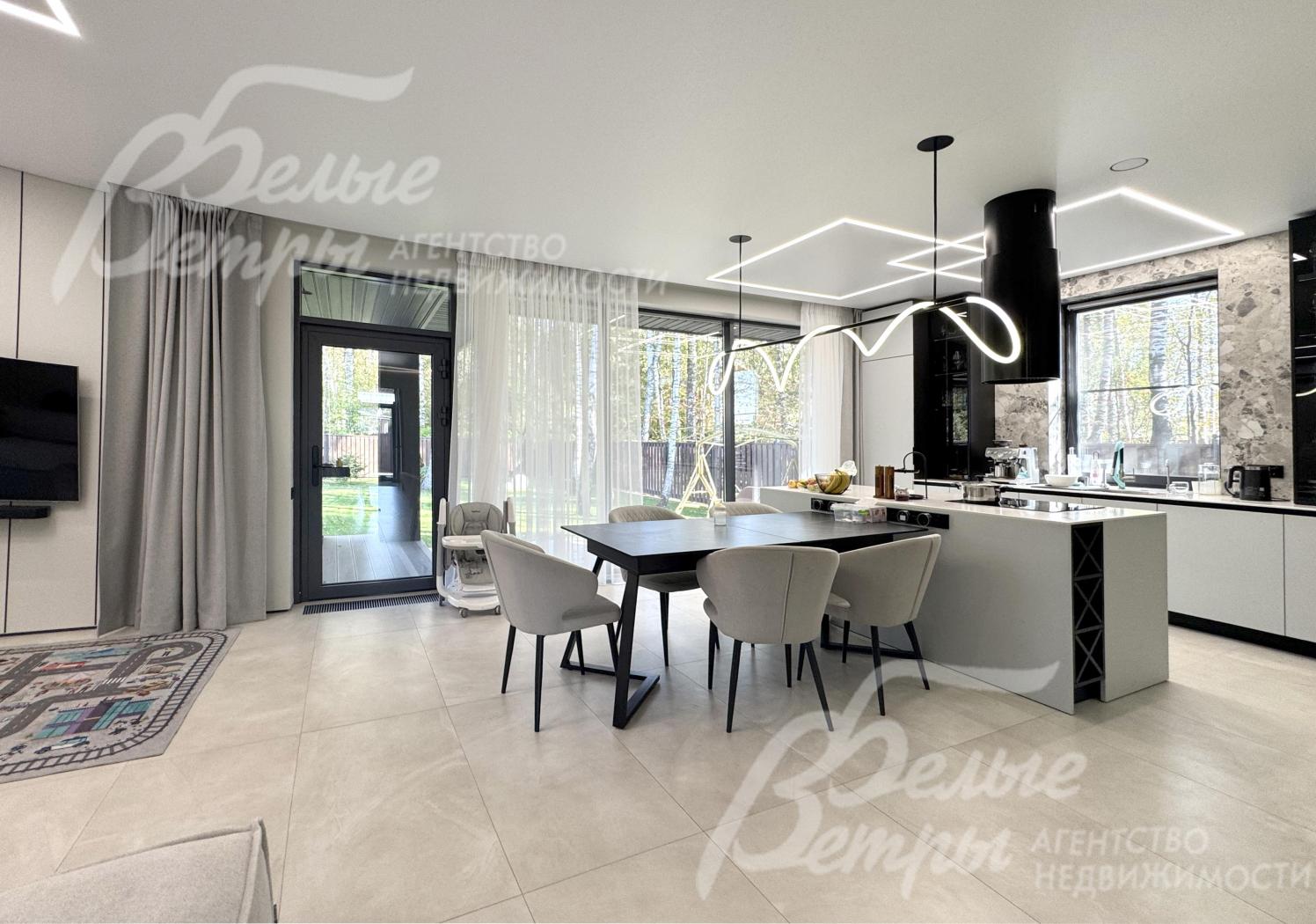 Объединённая зона кухни-столовой-гостиной с выходом на террасу
