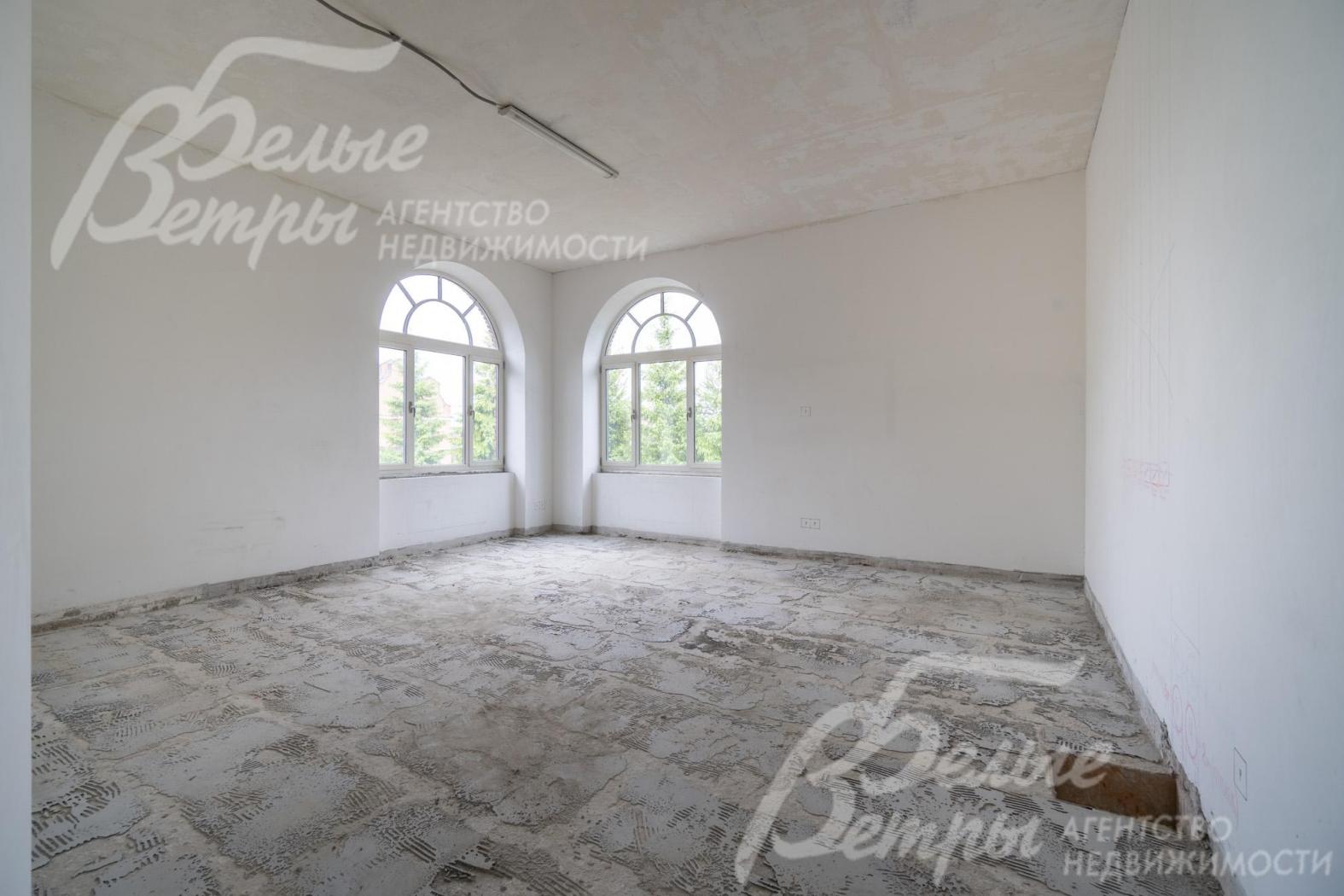 Стены оштукатурены и прошпаклёваны, выполнена чистовая и черновая стяжка пола