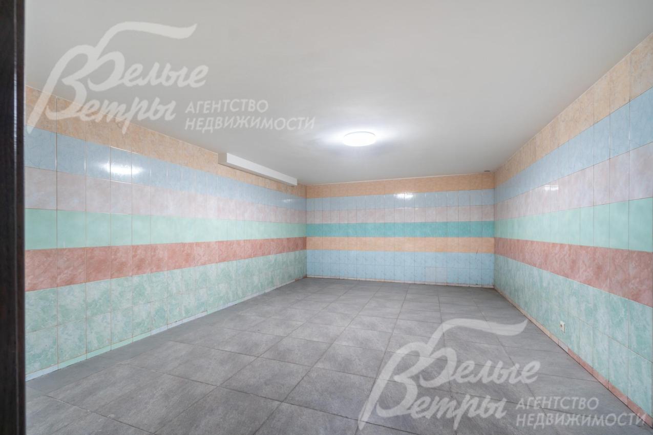 Также на цокольном этаже находятся две жилые комнаты, постирочная и помещение свободного назначения