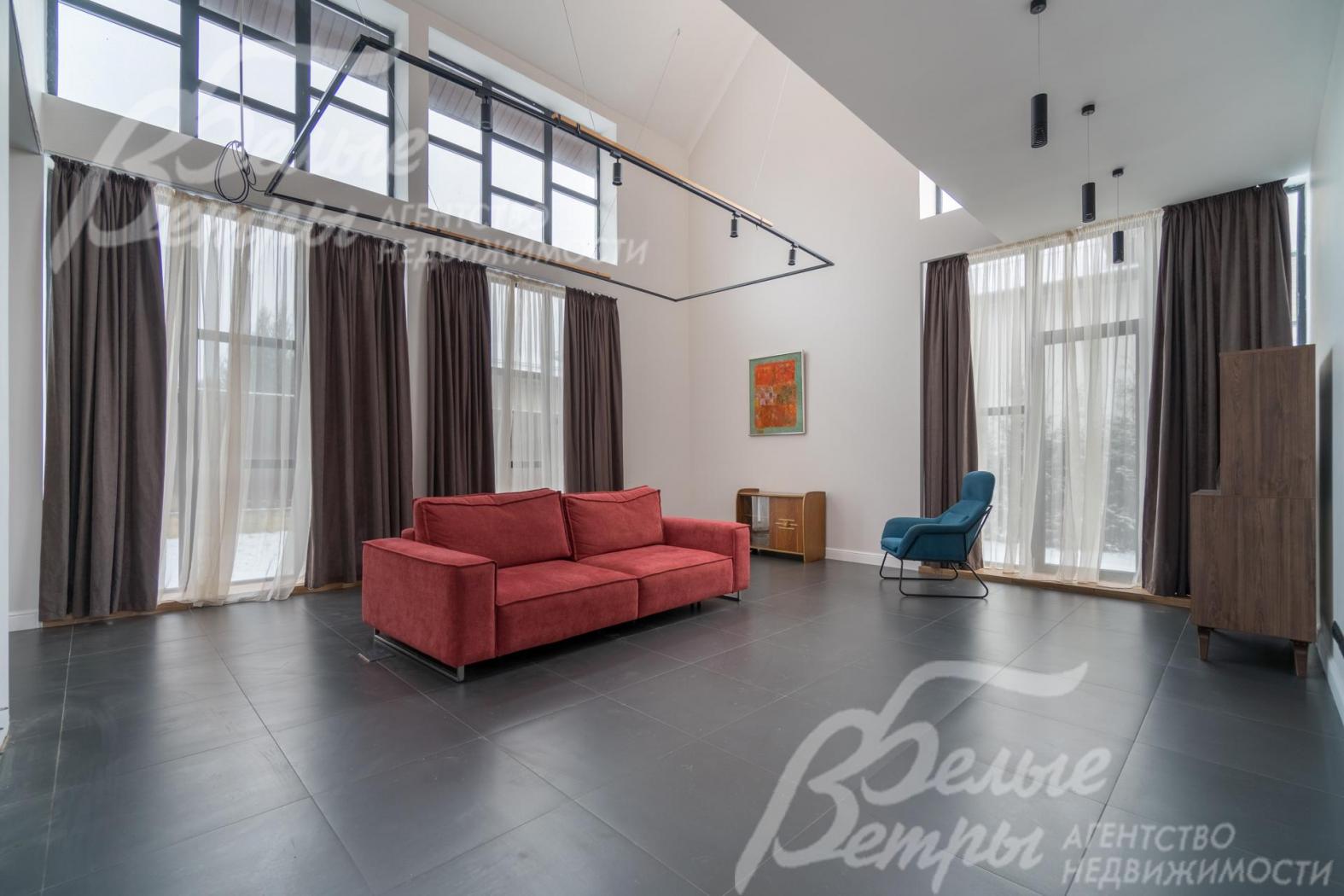 Дом с комфортной планировкой и панорамным остеклением.