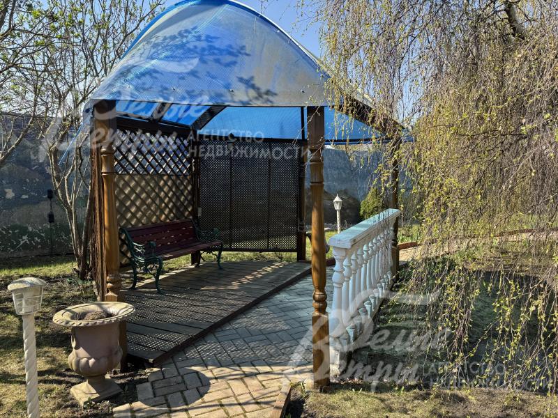 Одна из беседок на участке