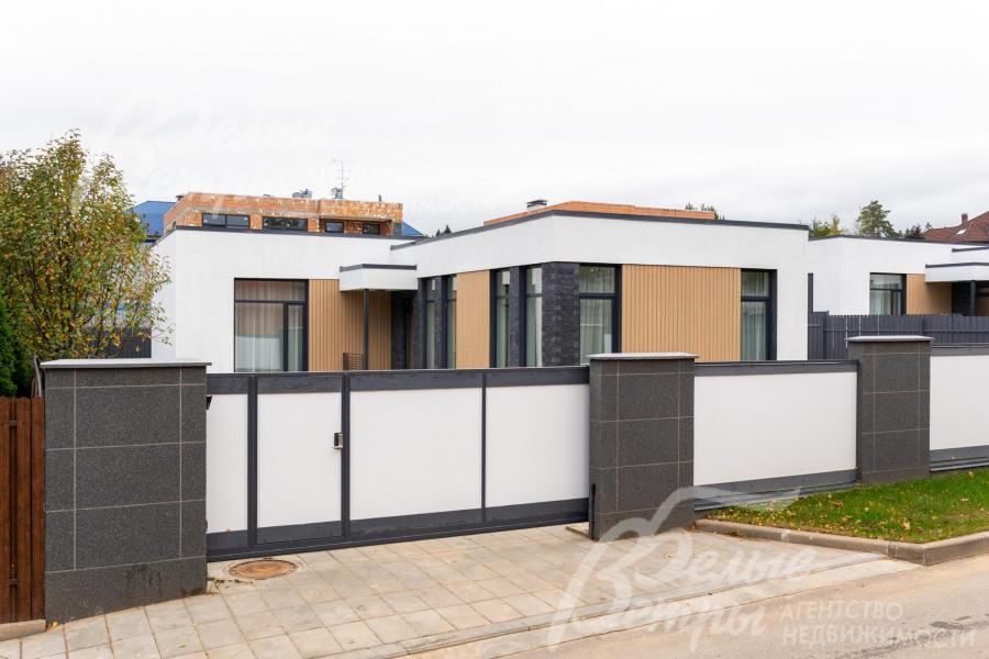 На участке - парковка на 2 автомобиля, выложенная брусчаткой на бетонном основании