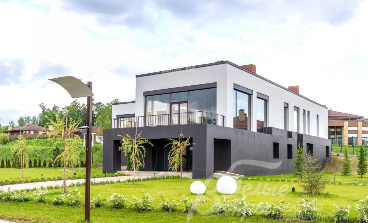 Клубный спа-центр с бассейном, банями, спортзалами, с кафе и банкетным залом