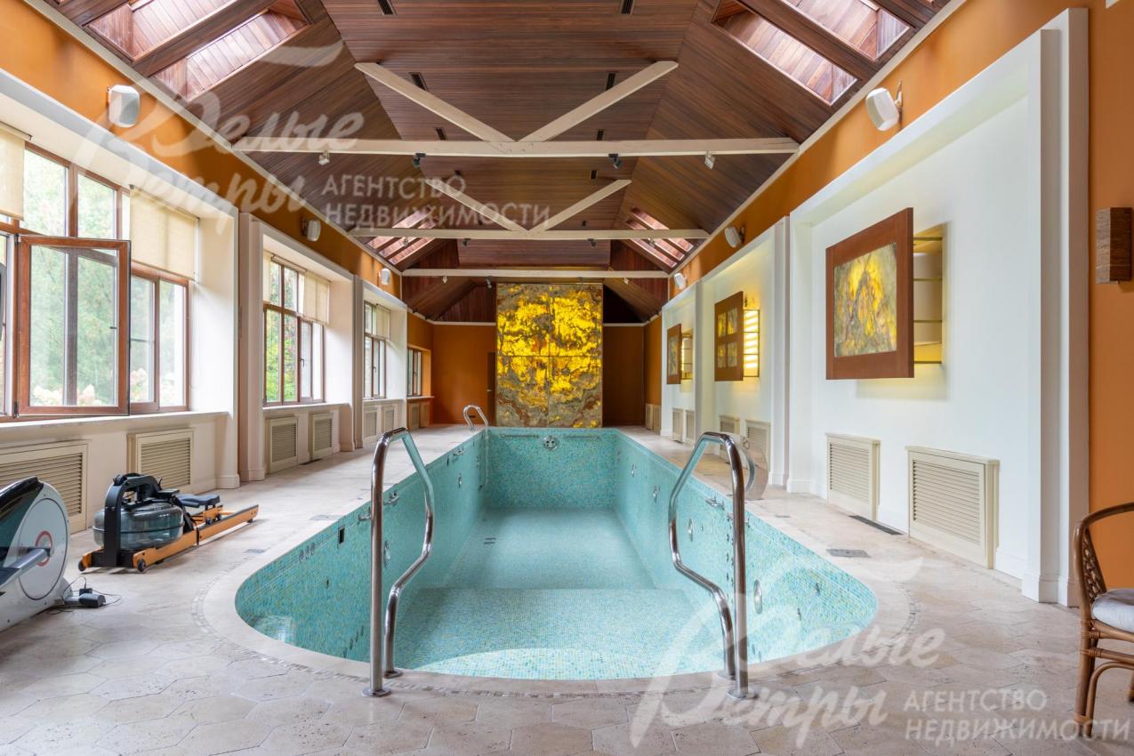 На первом этаже - просторная зона бассейна: бассейн скиммерный, размер 20,5×3,5 м, глубина от 1,5 до 2 м