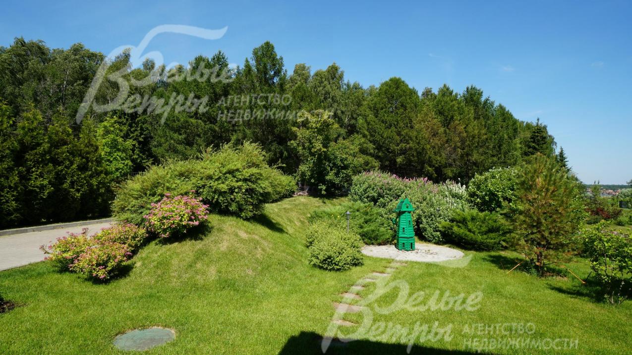 К поселку примыкает лесопарковая зона, расположенная на 10 гектарах красивейшего смешанного леса. Тут можно наслаждаться тишиной, свежим воздухом и первозданными природными ландшафтами