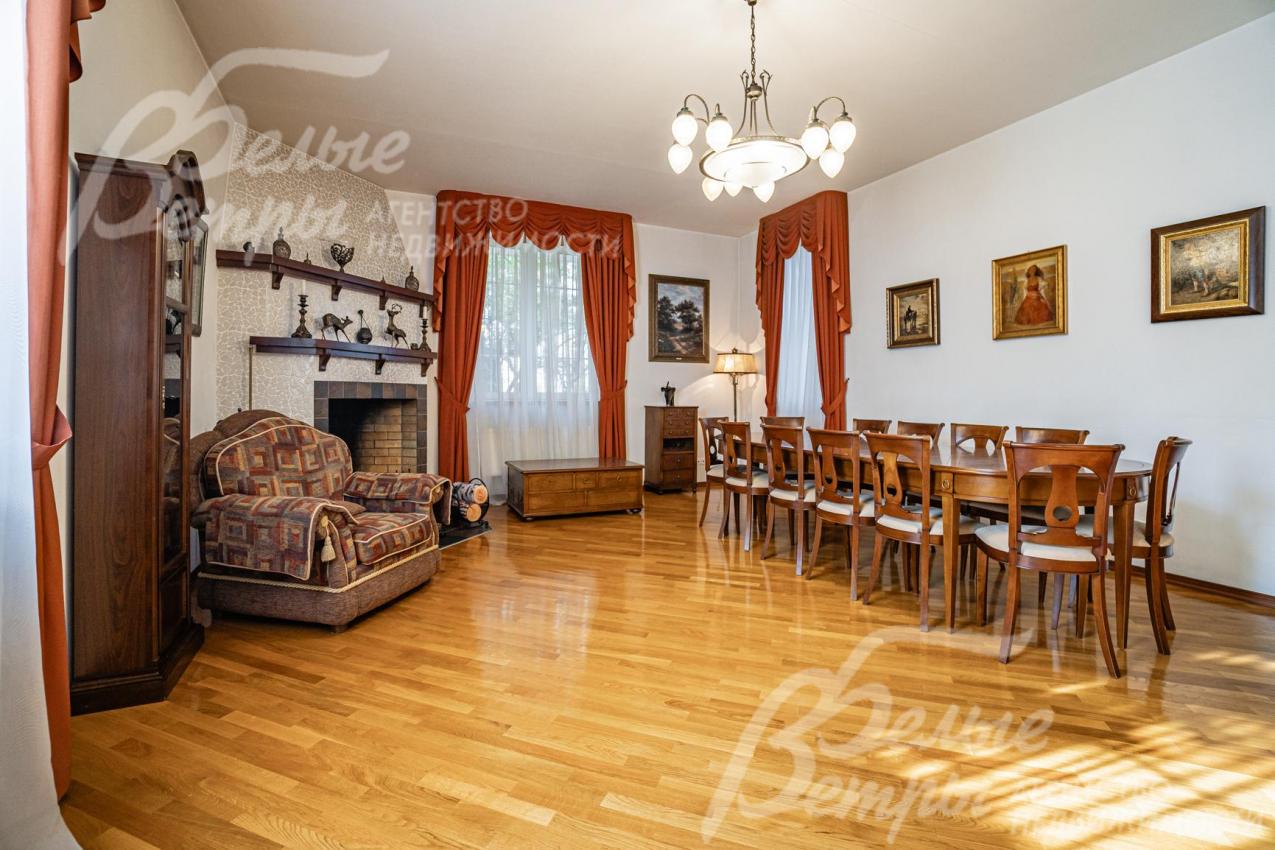 В гостиной обеденный стол на 12 персон