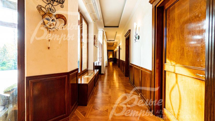 Галерея с входами в спальни