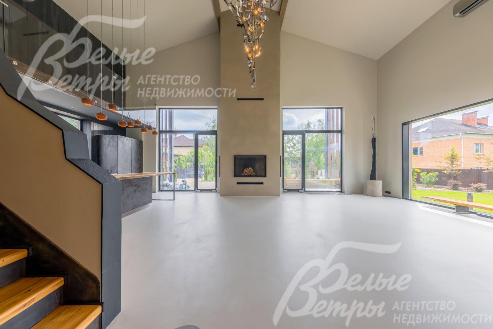 Дровяной камин в гостиной.