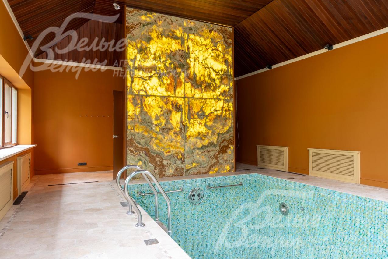 Светящееся панно из оникса, привезённого из Пакистана, украшает зону бассейна. Ониксом также отделаны панели, закрывающие осушители