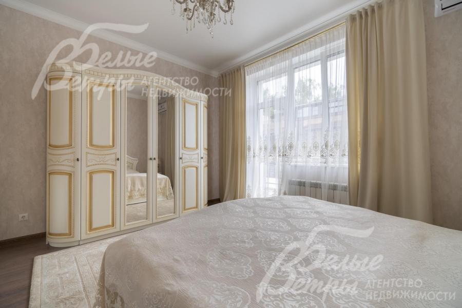 Спальный гарнитур из массива дерева.