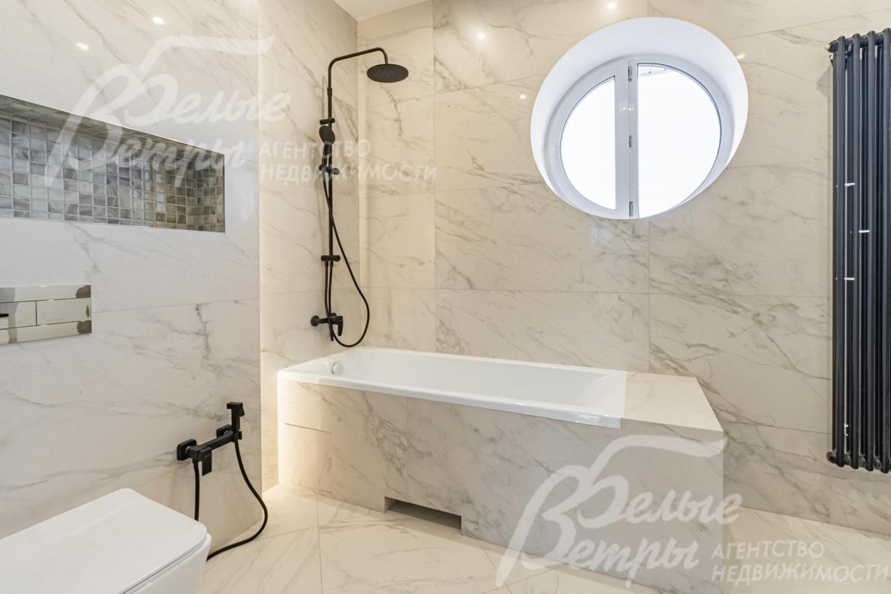 Все санузлы полностью отделаны керамогранитом с водяным подогревом. Установлена сантехника производства Италии. 