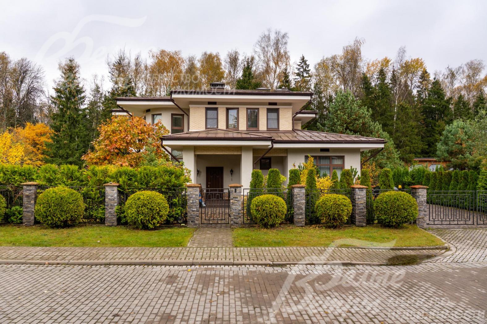 Установлены распашные электрические ворота и калитка с домофоном