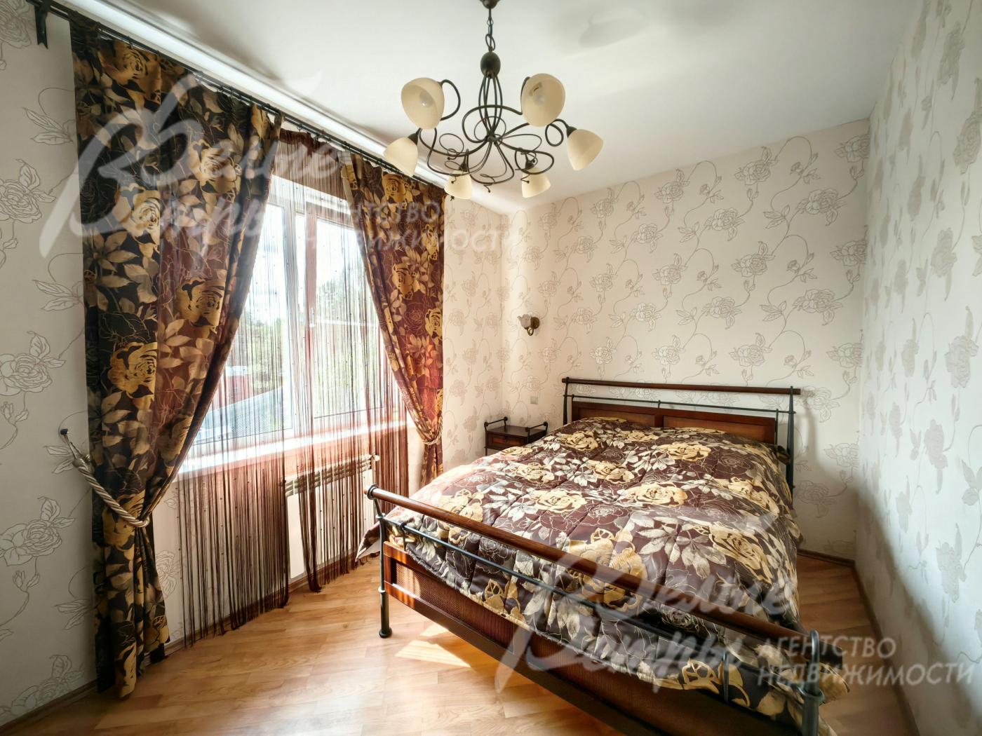 Спальня с телевизором на 2ом этаже дома.