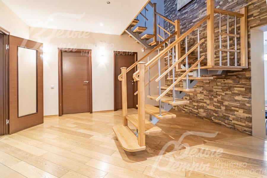 Холл первого этажа