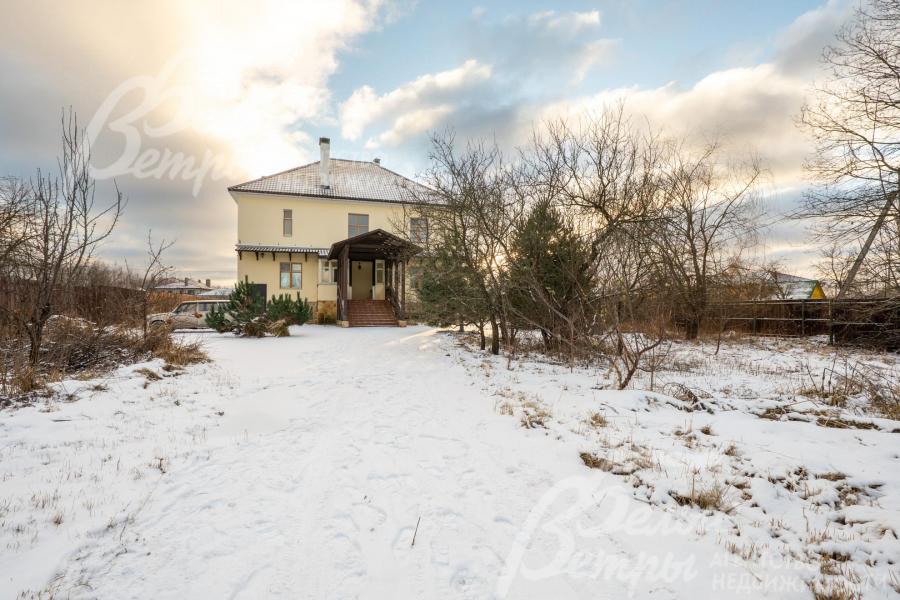 Участок расположен в центральной части коттеджного посёлка и огорожен забором из профлиста