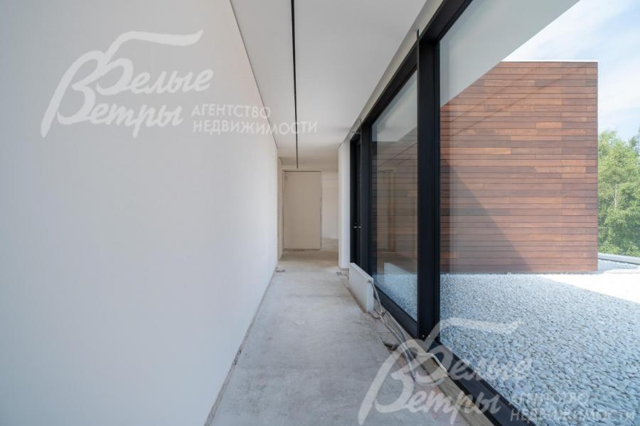 Вокруг дома созданы зоны с отделкой из галтованного мрамора