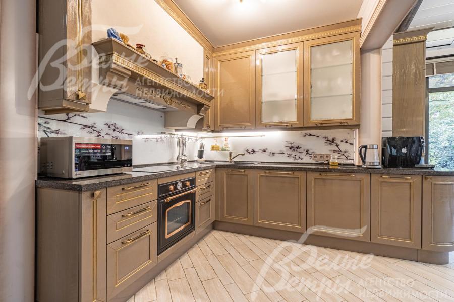 Установлен кухонный гарнитур Record Cucine (Италия) со встроенной техникой Beltratto (Италия)