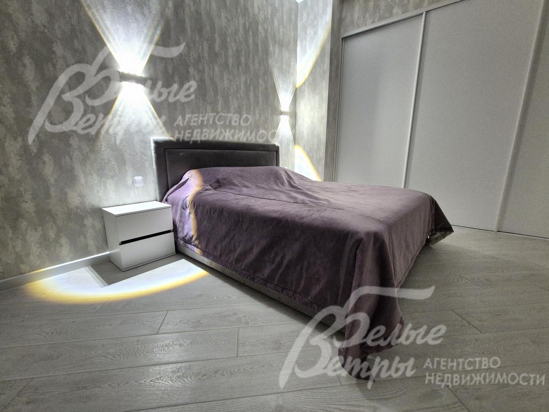 Вместительная гардеробная в спальне