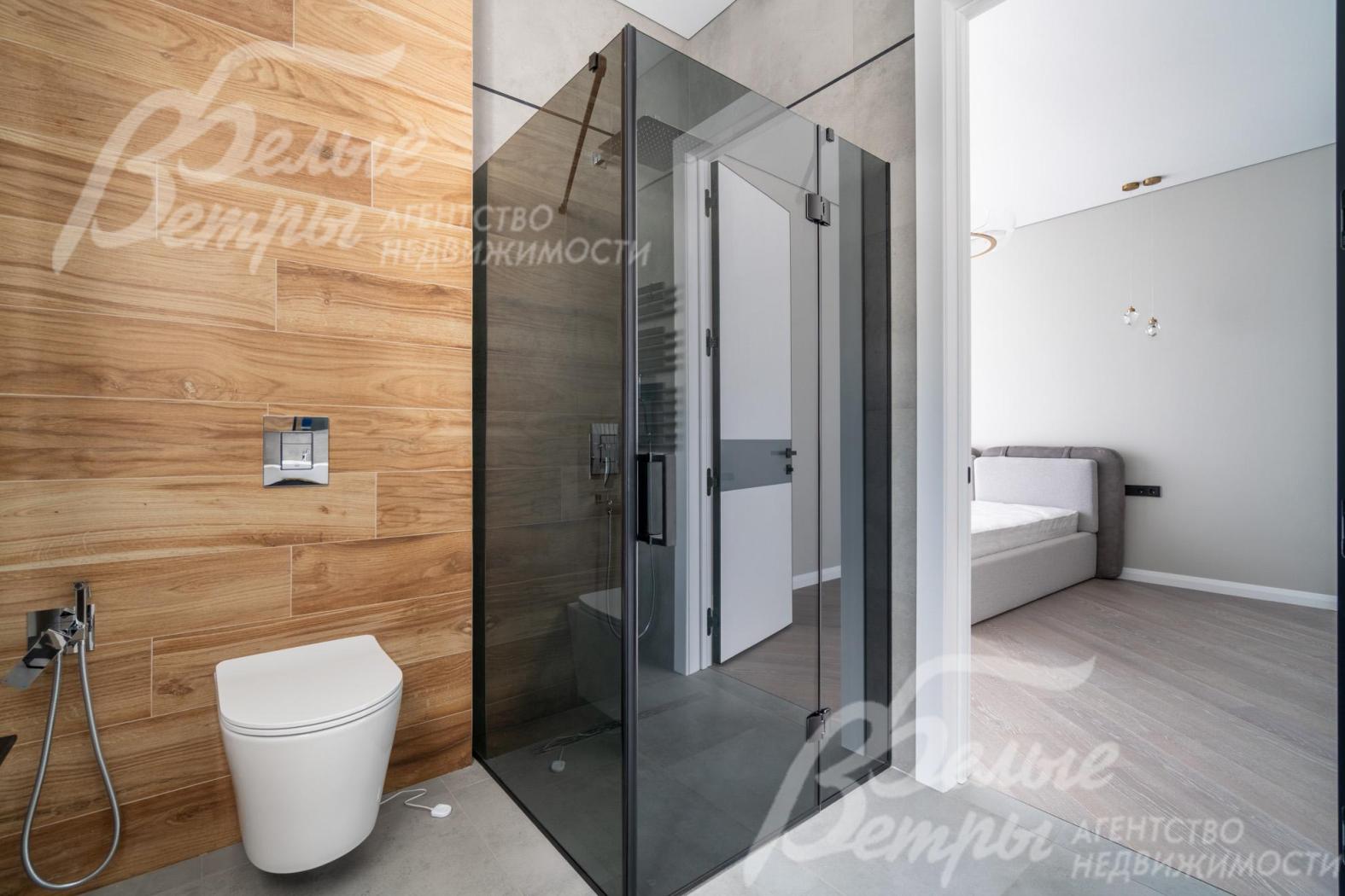 Стильный, просторный и функциональный санузел при одной из спален на втором этаже