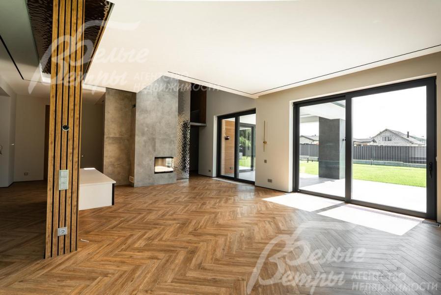 Просторная гостиная с камином и панорамным остеклением