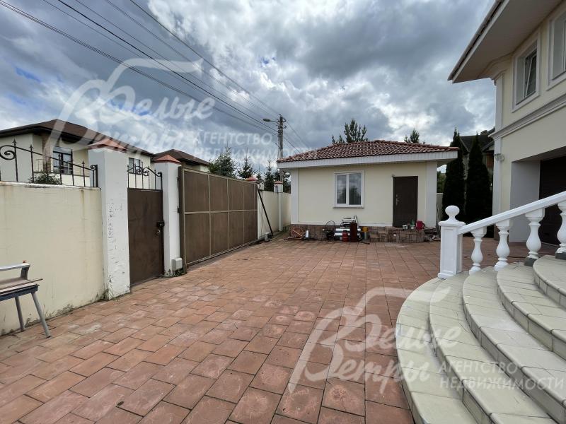 Участок огорожен глухим кирпичным забором