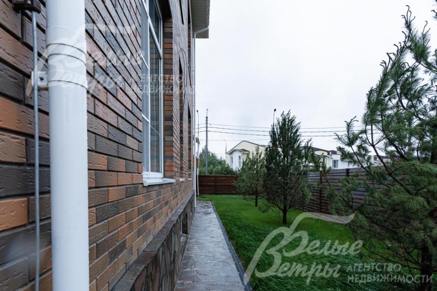 Фасад отделан облицовочным кирпичом