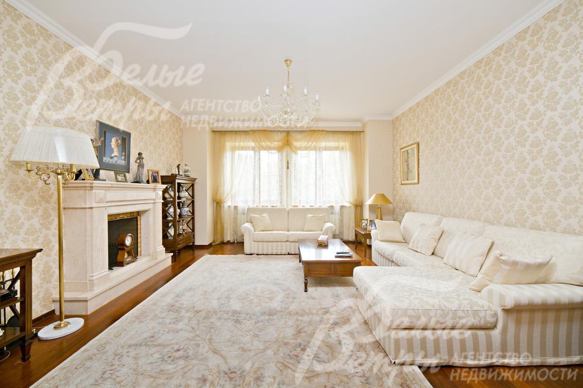 Выполнена отделка в классическом стиле с использованием дорогих натуральных материалов