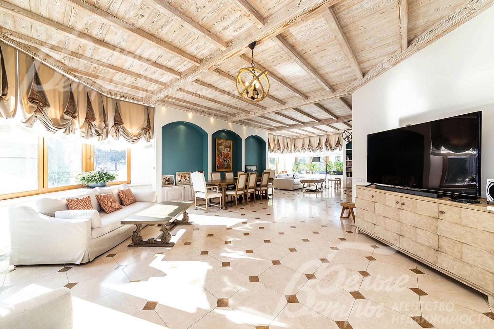 Стильная дизайнерская отделка из дорогих натуральных материалов выполнена в единой стилистике