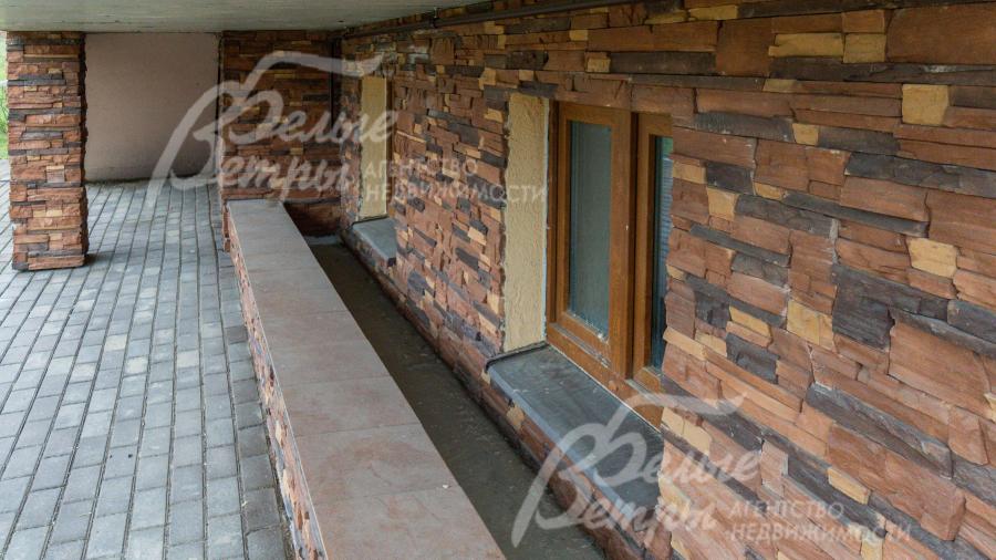 Цокольный этаж с окнами