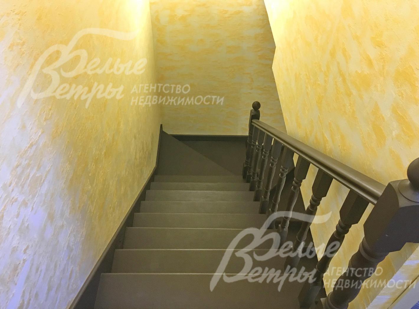 Железобетонный лестничный марш, ступени облицованы деревом