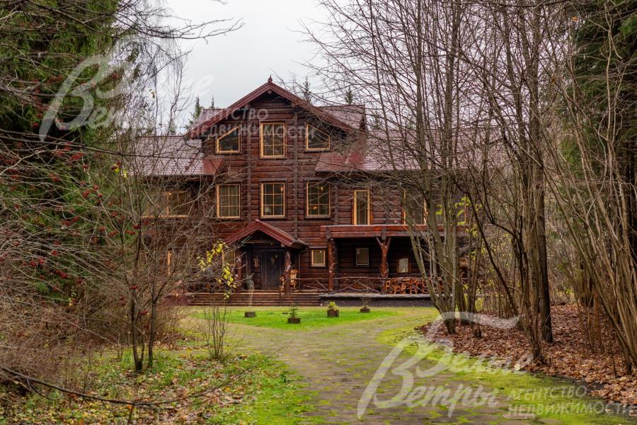 Участок находится в стародачном коттеджном посёлке рядом с городской инфраструктурой