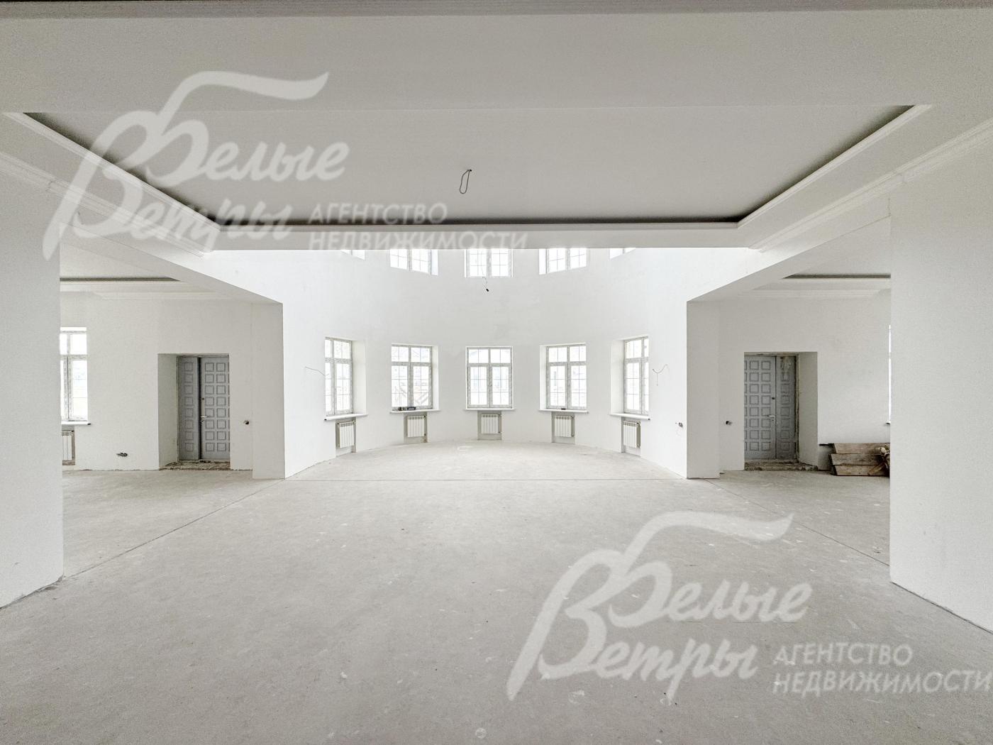 Панорамная полукруглая гостиная с большим количеством окон и вторым светом