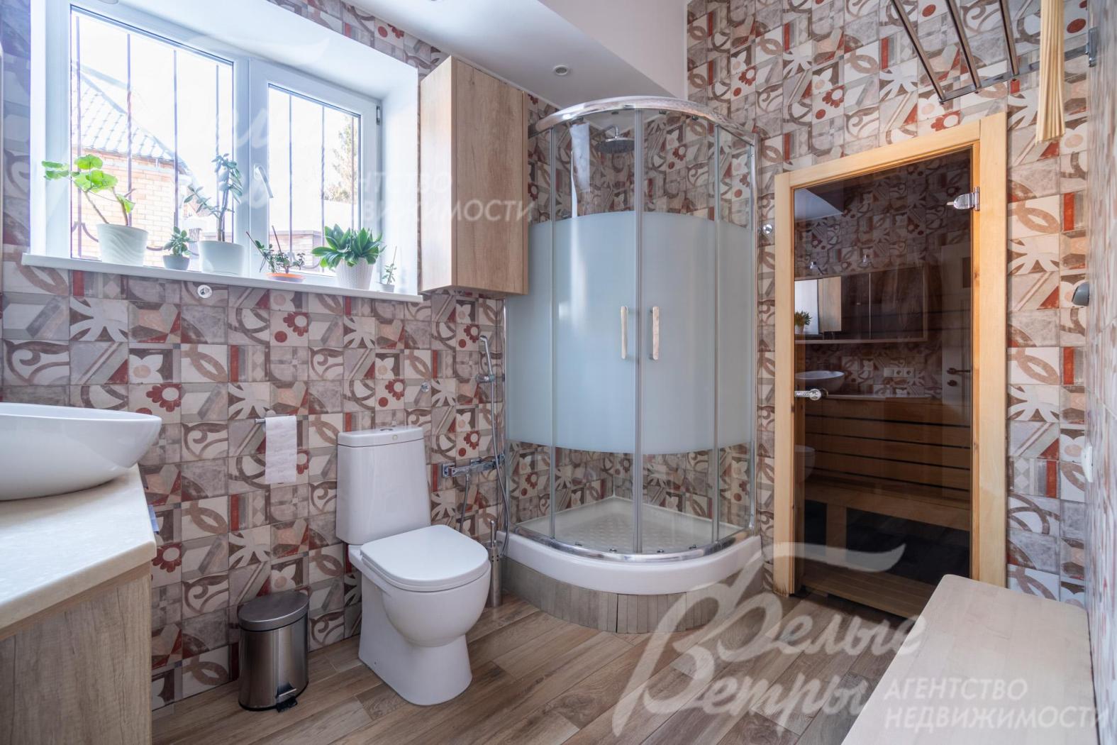 "Общий" санузел на первом этаже - с душевой кабиной и сауной