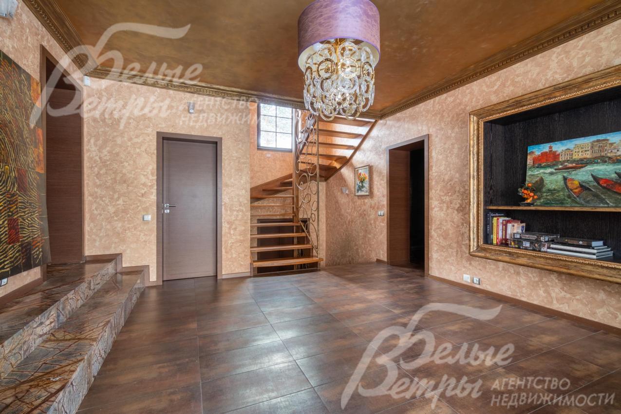 За лестницей - спуск на цокольный этаж. Цокольный и мансардный этажи в доме – жилые с отделкой под ключ