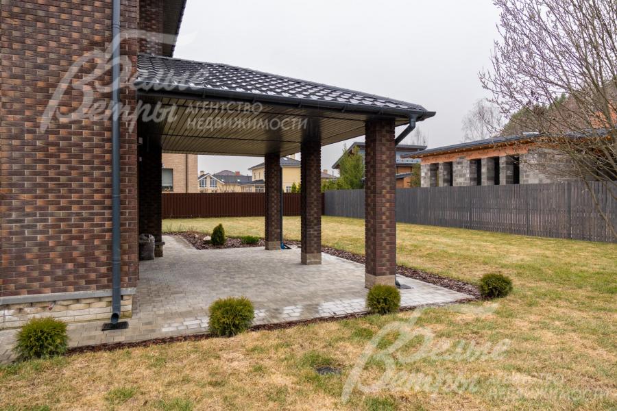 Выход на участок через крытую террасу