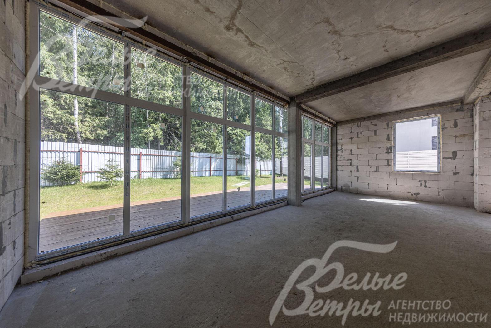  С тыльного фасада на обоих этажах – стеклянная стена, с первого этажа - выход на открытую террасу