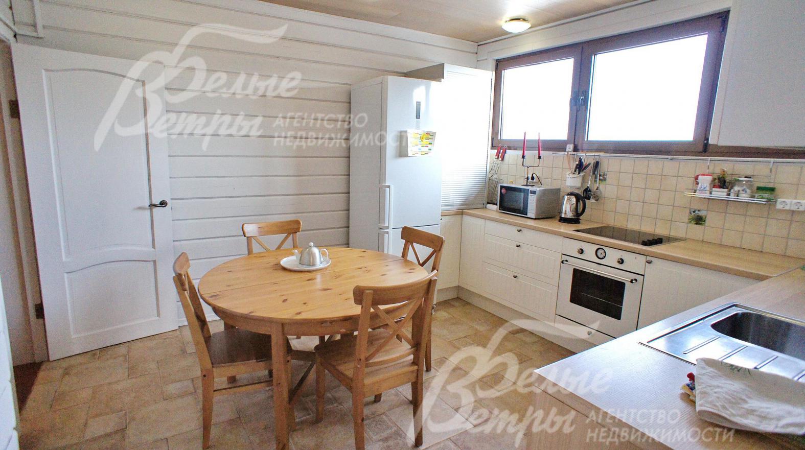 Гостевой домик: кухня-столовая 23 кв.м  с выходом на летнею террасу.