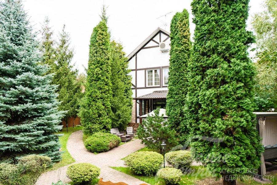 Благоустроенный участок с дорожками, освещением.