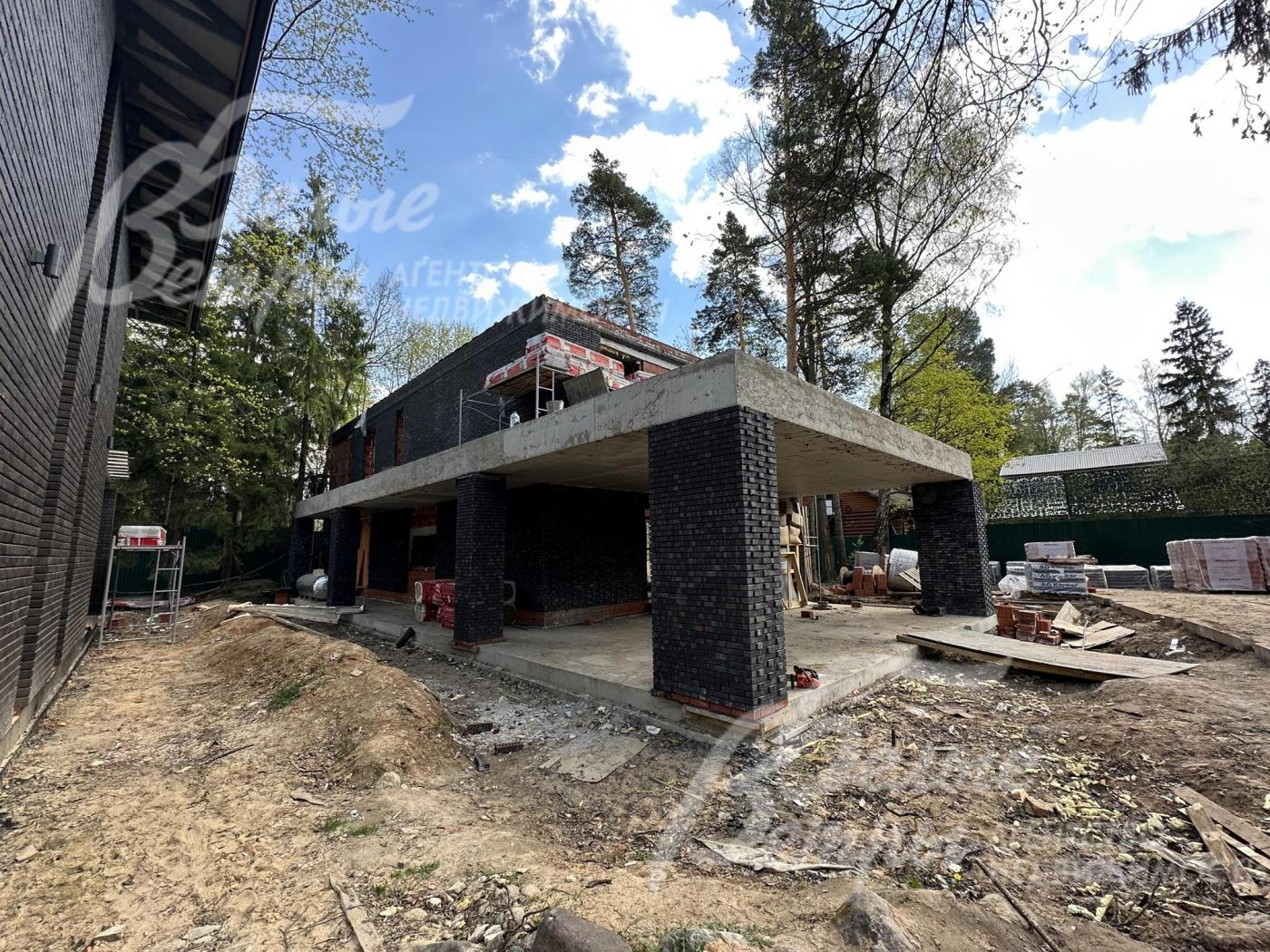 Новый дом в стиле хай-тек с надёжной монолитной основой из утепленной железобетонной плиты