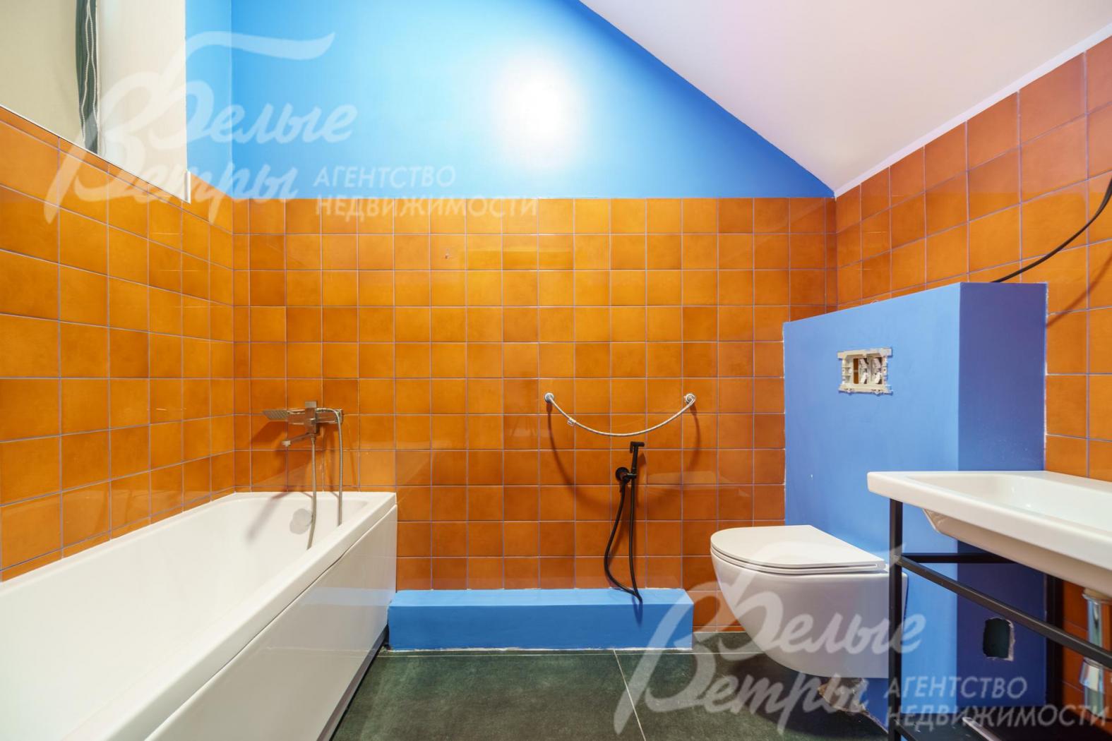 В санузлах установлена импортная сантехника.