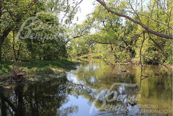 Рядом протекает река