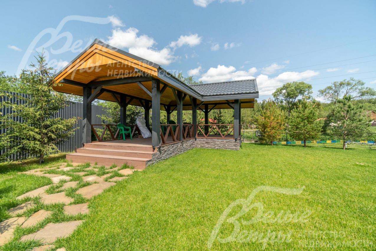 На участке стоит крытая беседка площадью 30 кв.м